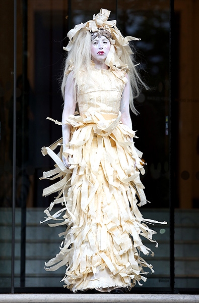 28oct2013-lady-gaga-outrageous-outfits-600.jpg