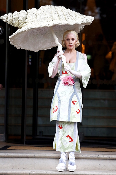 31oct2013-lady-gaga-outrageous-outfits-600.jpg