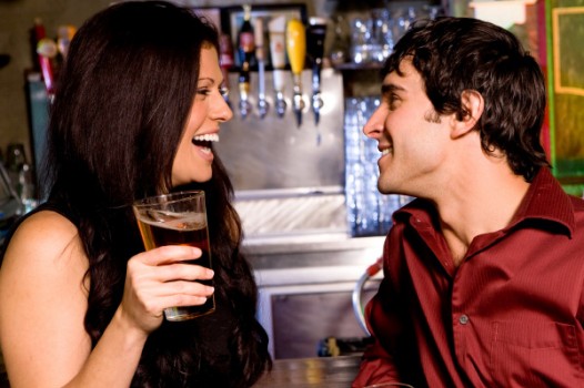woman-flirting-with-guy-in-bar-e1425857677818.jpg