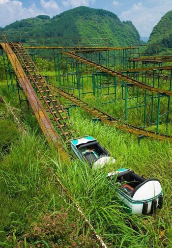 Abandoned-roller-coaster-in-Hubei-Province-China.-e1429313628310.jpg