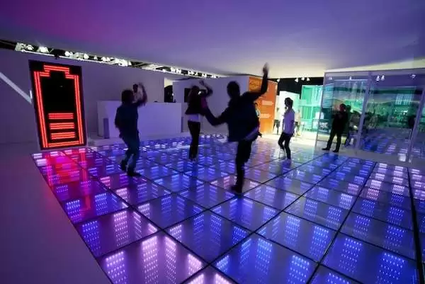 Discoteca ecológica, pista de baile sostenible utiliza energía cinética para crear electricidad