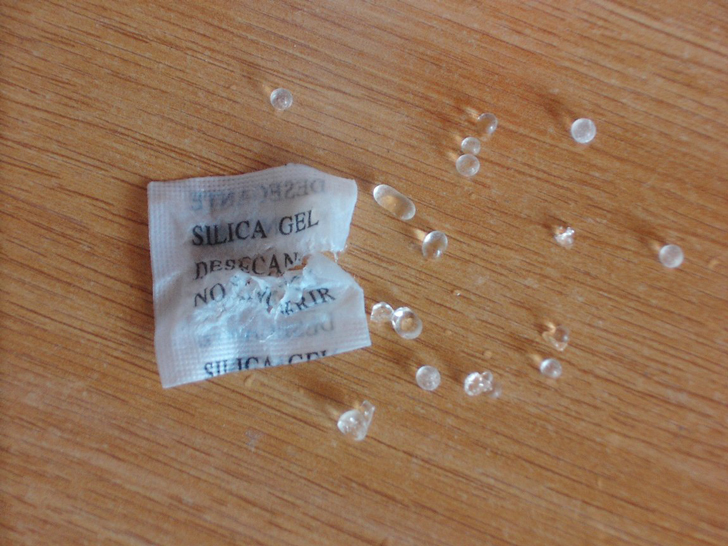 Silica_gel_bag_open_with_beads