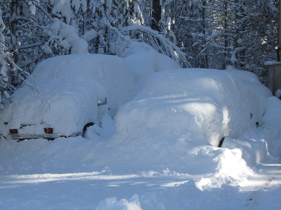 coche-cubierto-por-nieve