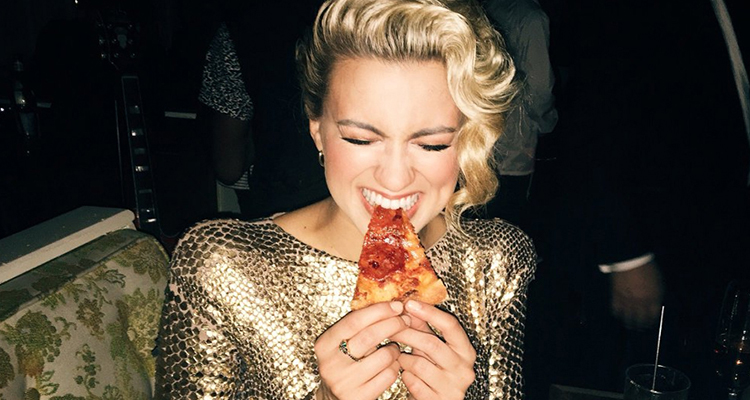 mujer comiendo pizza