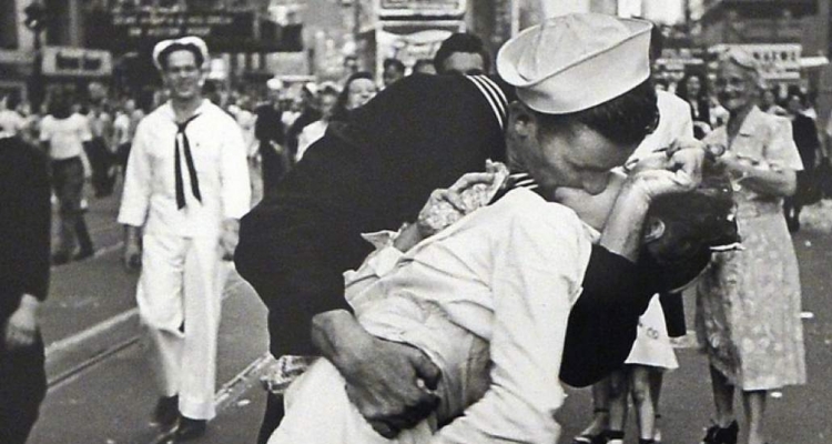 beso-entre-marinero-y-enfermera