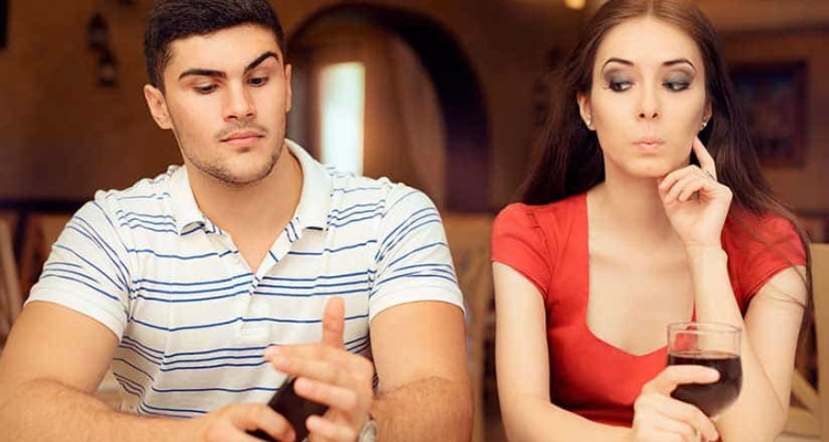 revisar el móvil de tu pareja