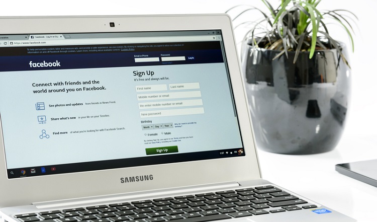 facebook-on-the-screen-of-a-laptop_800