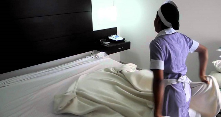 personal-de-limpieza-de-un-hotel-hacer-la-cama