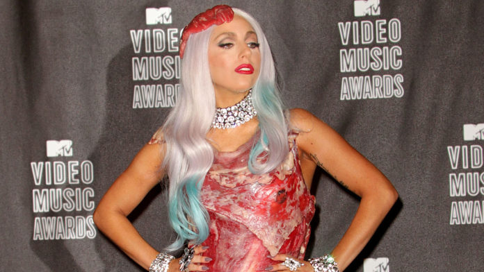Lady Gaga con un vestido de carne