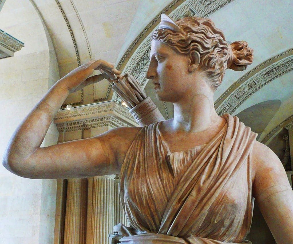 La diosa Artemisa suele ser representada con su arco y sus flechas