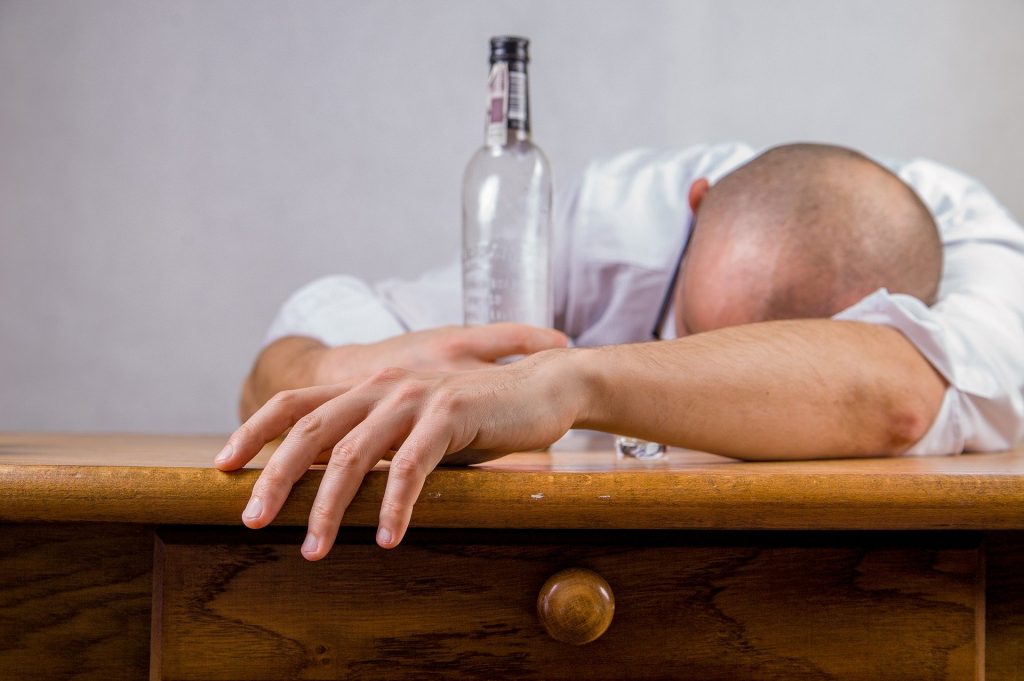 El alcohol y las drogas ayudan a disminuir la percepción del riesgo y de las consecuencias